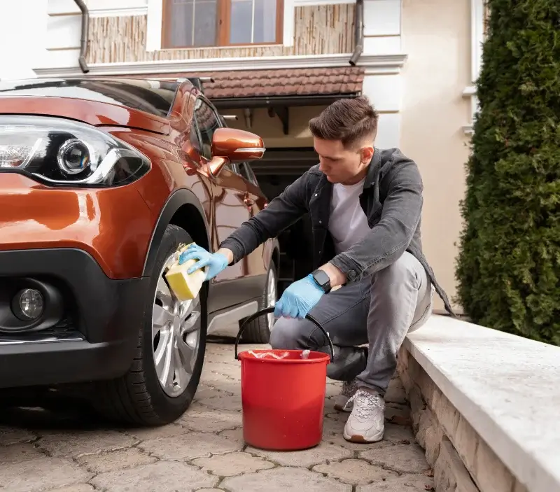 Lavage auto à domicile Saint-André-le-Coq : professionnel intervenant sur un véhicule
